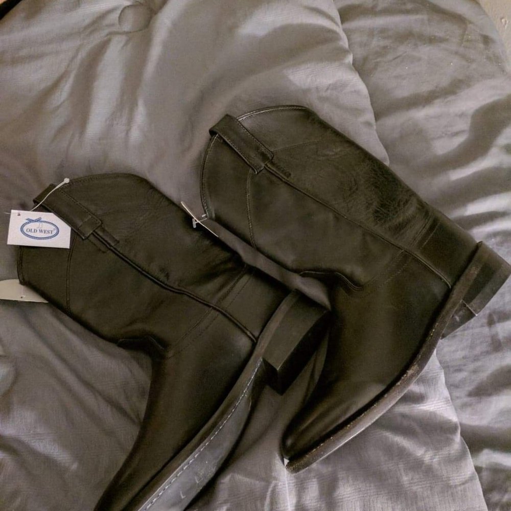 Women's cowgirl boots size 6